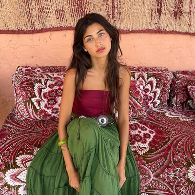 Picture tagged with: Skinny, American, Brunette, Eyes, Meeya Dugied, Cute
