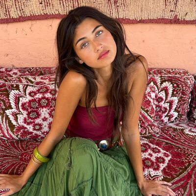 Picture tagged with: Skinny, American, Brunette, Eyes, Meeya Dugied, Cute