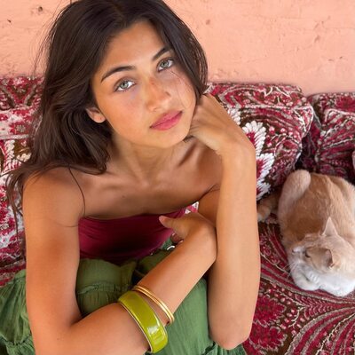 Picture tagged with: Skinny, American, Brunette, Eyes, Meeya Dugied, Cute