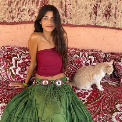 Picture tagged with: Skinny, American, Brunette, Eyes, Meeya Dugied, Smiling, Cute