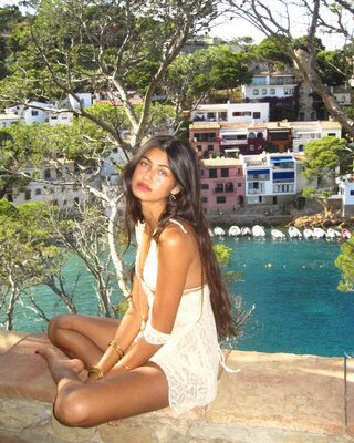 Picture tagged with: Skinny, American, Brunette, Meeya Dugied, Cute