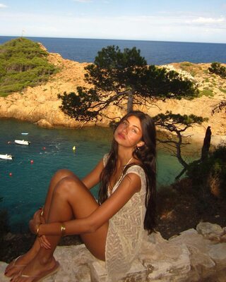 Picture tagged with: Skinny, American, Brunette, Meeya Dugied, Cute