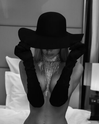 Picture tagged with: Skinny, Angelie Dolly - Angelica Elishes - Анжелика Элишес, Black and White, Blonde, Hat, Russian