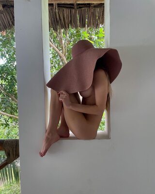 Picture tagged with: Skinny, Angelie Dolly - Angelica Elishes - Анжелика Элишес, Blonde, Feet, Hat, Legs, Russian
