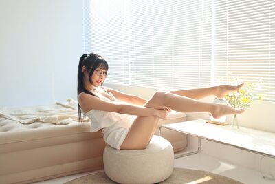 Picture tagged with: Skinny, Asian, Shiren Weng, Chinese, Cute, Feet, Legs, Sexy Wallpaper