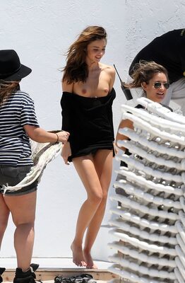 Picture tagged with: Skinny, Australian, Brunette, Feet, Legs, Miranda Kerr, Smiling, Celebrity - Star, Cute
