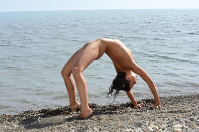 Picture tagged with: Skinny, Beach, Brunette, Foxy Di - Nensi B - Medina U, Legs, MET Art, Mikhail Paramonov - Paromov, Russian, Sexy Wallpaper, Uginta, Flexible