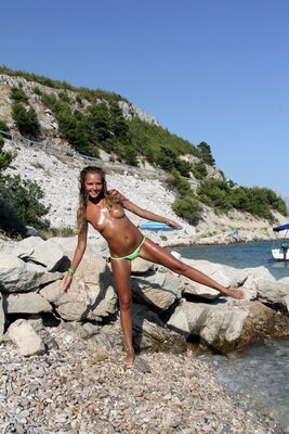 Picture tagged with: Skinny, Befreit, Blonde, Katya Clover - Mango A, MET Art, Beach, Cute, Legs, Nature, Russian, Small Tits, Smiling, Tanned, Tummy
