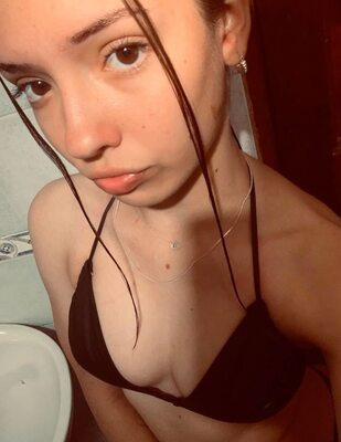 Picture tagged with: Skinny, Bikini, Brunette, Eyes, What is her name, Cute