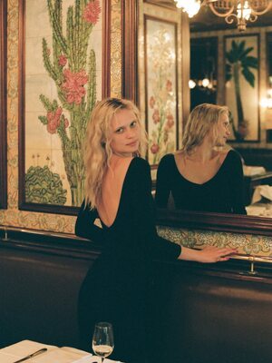 Picture tagged with: Skinny, American, Blonde, Delilah Summer Parillo, Eyes, Mirror, Wine, Cute, Safe for work
