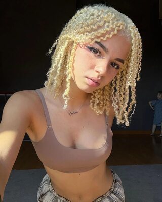 Picture tagged with: Skinny, Blonde, Larissa Kimberlly, Brazilian, Cute, Eyes, Hair, Piercing, Selfie, Tummy