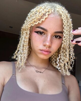 Picture tagged with: Skinny, Blonde, Larissa Kimberlly, Brazilian, Cute, Eyes, Hair, Piercing