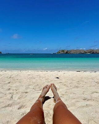 Picture tagged with: Skinny, Blonde, Paula Díez, Beach, Feet, Legs, Tanned