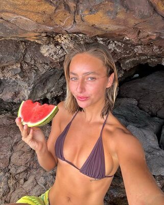 Picture tagged with: Skinny, Blonde, Paula Díez, Bikini, Cute, Eyes, Selfie, Tummy