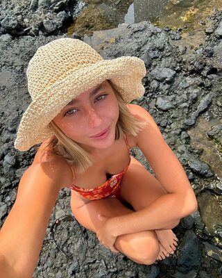 Picture tagged with: Skinny, Blonde, Paula Díez, Cute, Hat, Selfie