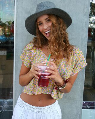 Picture tagged with: Skinny, Blonde, Sierra Skye, American, Cute, Hat, Safe for work, Smiling