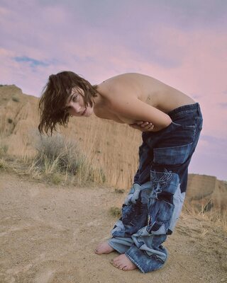 Picture tagged with: Skinny, Brunette, Clara Galle, Eyes, Feet, Nature, Spanish, Celebrity - Star, Cute, Shy