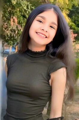 Picture tagged with: Skinny, Brunette, Eyes, Smiling, What is her name, Cute