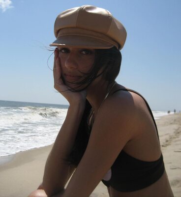 Picture tagged with: Skinny, Brunette, Renée Bellerive, Beach, Canadian, Cute, Eyes, Hat