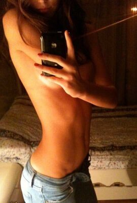 Picture tagged with: Skinny, Brunette, Selfie, Tummy