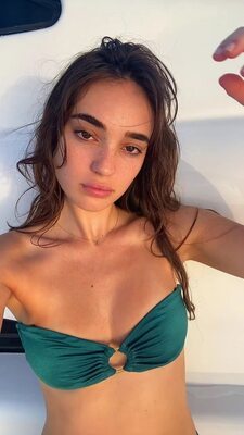 Picture tagged with: Skinny, Brunette, Sophie Rothschild, Bikini, Cute, Selfie