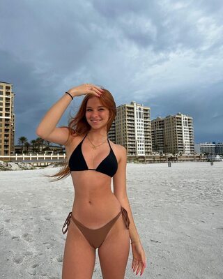 Picture tagged with: Skinny, Redhead, ssarahkoenig, Beach, Cute, Smiling, Tummy